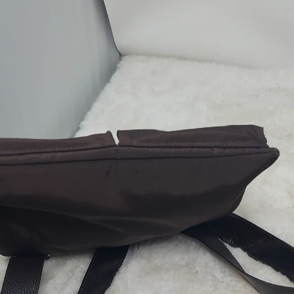 Brighton Brown Messenger Bag with Adjustable Strap and Multi-Functional Design - Picture 5 of 9